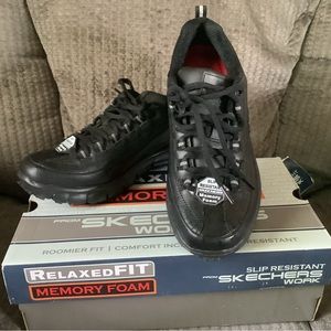 Sketchers woman’s black slip resistant soft toe work shoe size 8.5(NIB)